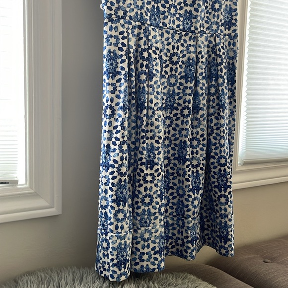 Calvin Klein A-Line Blue/White floral sleeveless dress, 98% cotton, 2% spandex - Picture 4 of 9